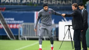 Le directeur sportif du PSG Leonardo salue sa jeune star Kylian Mbappé sous le regard du président Nasser Al-Khelaifi avant un entraînement au Camp des Loges, le 27 septembre 2021