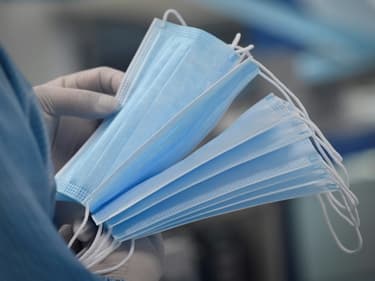 La nouvelle consigne aux entreprises d'avoir 10 semaines de stocks de masques doit notamment permettre de "décentraliser" les stocks d'équipements de protection sanitaire face à un éventuel rebond de l'épidémie de coronavirus, estime Olivier Véran