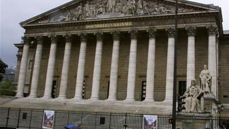 Les députés ont adopté mercredi par 288 voix contre 185 le projet de loi de financement de la Sécurité sociale pour 2012 qui prévoit de ramener à 13,9 milliards d'euros, contre 18,2 milliards en 2011, le déficit du régime général de la Sécurité sociale. /