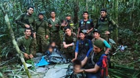 Des soldats colombiens posent avec quatre enfants membres d'une communauté indigène, retrouvés vivants le 9 juin 2023, plusieurs semaines après le crash de leur avion.
