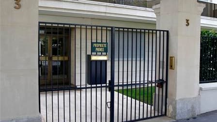 L'entrée du domicile de Françoise Meyers-Bettencourt à Neuilly-sur-Seine (Hauts-de-Seine). La police a perquisitionné mercredi le logement de la fille de l'héritière de L'Oréal Liliane Bettencourt, dans le cadre de l'enquête pour atteinte à la vie privée