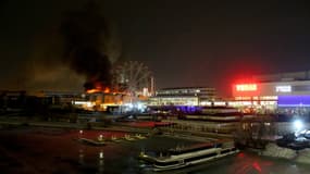 Le Crocus City Hall, une salle de concert située au nord-ouest de la capitale russe Moscou, en feu, le 22 mars 2024.