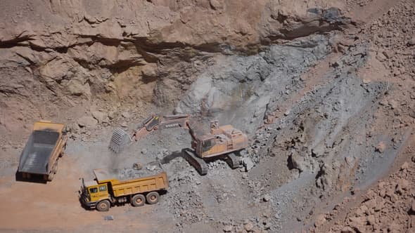 Des engins de la société minière tadjiko-chinoise Talco Gold, extraient de l'antimoine dans des carrières à ciel ouvert à la mine de Saritag, dans l'ouest du Tadjikistan, le 26 août 2025. 