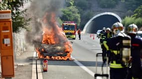 Un véhicule embrasé sur le bord de l'A8 à Nice, le 21 juillet 2023.