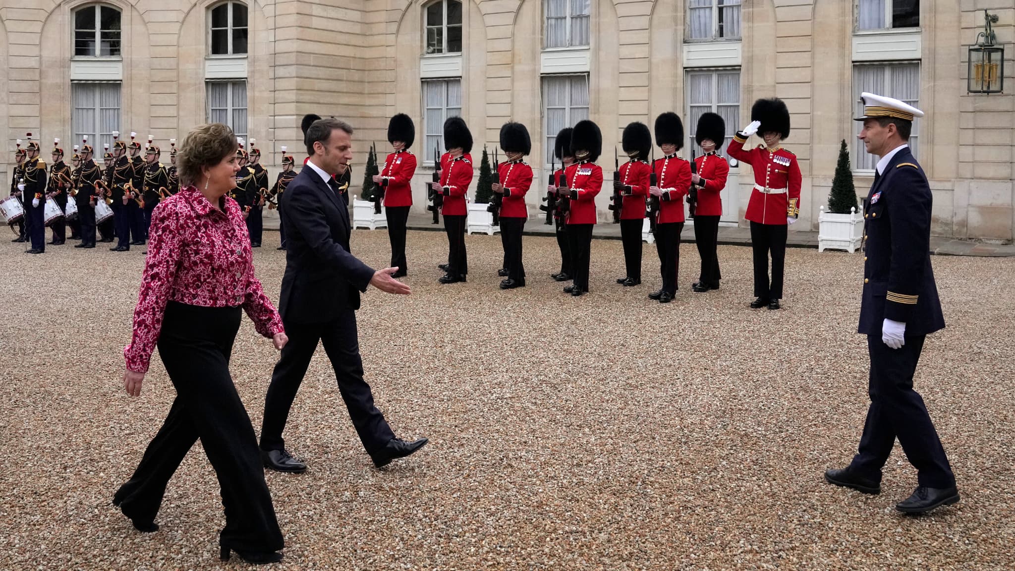 L'ambassadrice britannique en France Menna Rawlings et Emmanuel Macron passent devant des membres de la 7e compagnie des Coldstream Guards et des gendarmes de la Garde républicaine, dans la cour de l'Élysée, à Paris, le 8 avril 2024. L'ambassadrice britannique en France Menna Rawlings et Emmanuel Macron passent devant des membres de la 7e compagnie des Coldstream Guards et des gendarmes de la Garde républicaine, dans la cour de l'Élysée, à Paris, le 8 avril 2024.