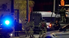 Des soldats de l'armée mexicaine et des agents de la sécurité publique devant le bar Los Cantaritos où dix personnes ont été tuées ce 10 novembre 2024.