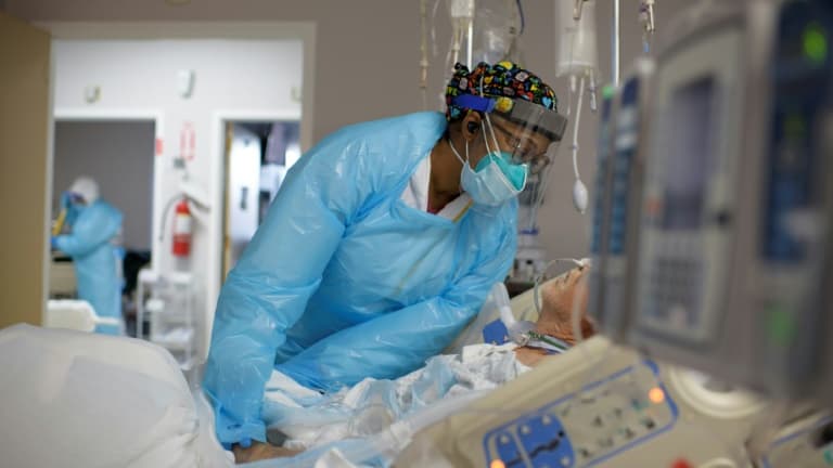 Une soignante avec un patient atteint du Covid-19, le 04 décembre 2020, à l'hôpital United Memorial Medical Center à Houston, au Texas (photo d'illustration)
