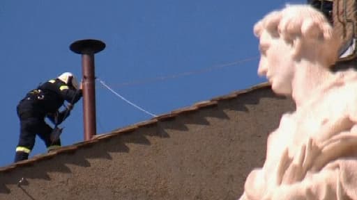 Pose de la cheminée sur le toit de la chapelle Sixtine, samedi dernier.