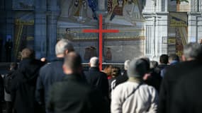 Des évêques catholiques et des fidèles lors d'une cérémonie de pénitence pour les victimes des violences sexuelles dans l'Eglise, le 6 novembre 2021 à Lourdes
