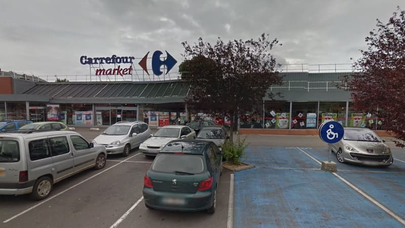 L'agression s'est déroulée sur le parking du supermarché Carrefour Maket, rue du Neubourg, à Elbeuf (Seine-Maritime).
