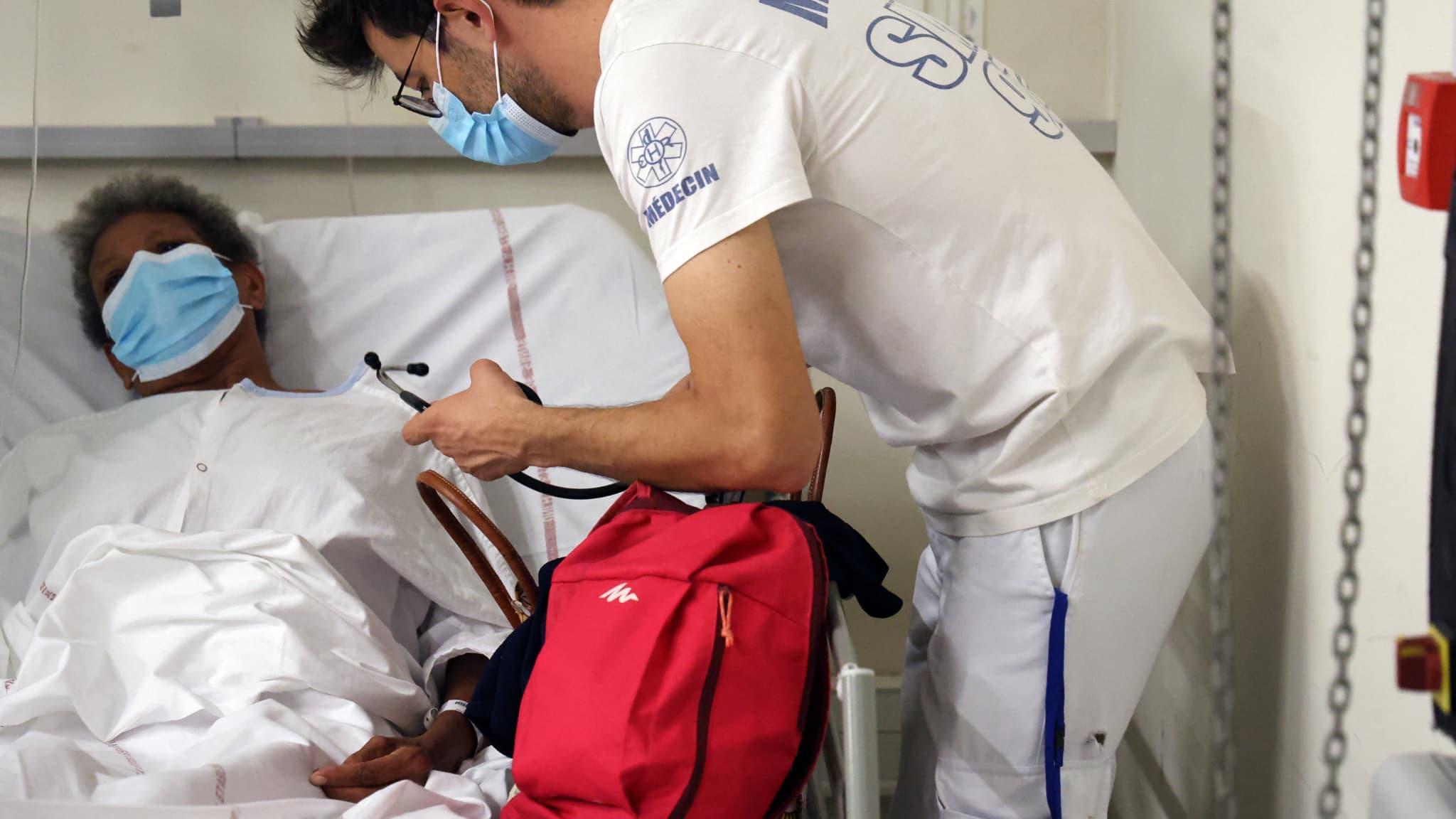 Un médecin assiste un patient atteint de chikungunya au Centre Hospitalier Ouest Réunion (CHOR) de La Réunion, île d'outre-mer française de l'océan Indien, le 10 avril 2025 Un médecin assiste un patient atteint de chikungunya au Centre Hospitalier Ouest Réunion (CHOR) de La Réunion, île d'outre-mer française de l'océan Indien, le 10 avril 2025