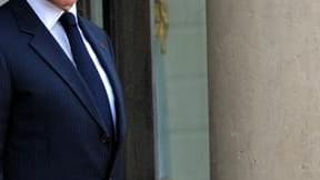 La cote de popularité de Nicolas Sarkozy baisse d'un point en septembre avec 32% de satisfaits contre 67% de mécontents, dans le baromètre de l'Ifop pour le Journal du dimanche. Le chef de l'Etat s'approche ainsi de son score le plus médiocre depuis son é