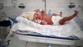 Un bébé dans un hôpital parisien. 