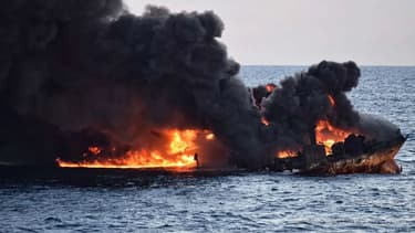 Le pétrolier en flammes.