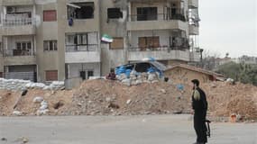 Combattant de l'armée syrienne libre dans une rue de Homs. Le Conseil des droits de l'homme de l'Onu a adopté jeudi la résolution condamnant la violence en Syrie et appelant à la fin des attaques contre les civils. /Photo prise le 29 février 2012/REUTERS/