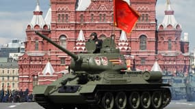 Un char soviétique T-34 défile sur la place Rouge à Moscou le 9 mai 2023.