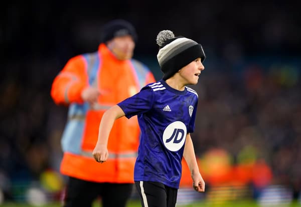 Ce dimanche, plusieurs enfants sont entrés sur le terrain d'Elland Road après le coup de sifflet final. Ce dimanche, plusieurs enfants sont entrés sur le terrain d'Elland Road après le coup de sifflet final.