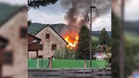 Les photos prises par les riverains du gîte en flamme ce mercredi 9 août à Wintzenheim témoignent de la violence de l'incendie qui l'a ravagé.