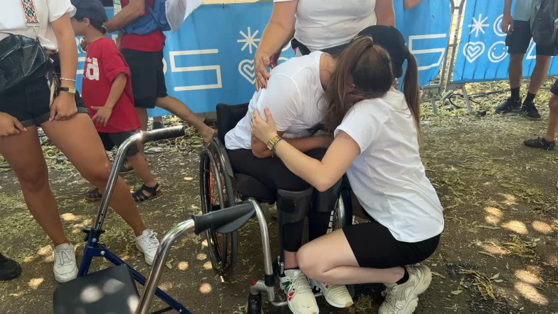 L'émotion est à son comble quelques instants après que Flora ait franchi la ligne d'arrivée de la Course des Héros organisée à Lyon ce dimanche.