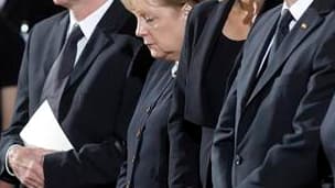 Dans la Salvatorkirche, vieille église gothique de Duisbourg, hommage, en présence de la chancelière Angela Merkel, aux 21 personnes tuées dans une bousculade pendant la Love Parade de cette ville de l'ouest de l'Allemagne il y a une semaine. /Photo prise