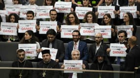 Au Bundestag, des représentants de l'église arménienne et des activistes remercient les députés, après que ces derniers ont adopté une résolution reconnaissant le génocide arménien, le 2 juin 2016. 