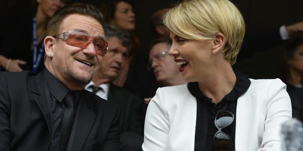 Bono et Charlize Theron, au Soccer City Stadium. Bono et Charlize Theron, au Soccer City Stadium.