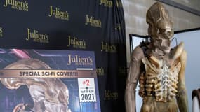 Pièce maîtresse de cette vente organisée par la maison spécialisée Julien's Auctions, un costume translucide et grandeur nature de Xénomorphe, cauchemardesque extra-terrestre du film "Alien" de Ridley Scott en 1979, estimé entre 40.000 et 60.000 dollars.
