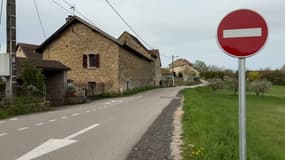 La rue desservant le hameau Sainte Marie de Tortas (Leyrieu, Isère) a été placée en sens unique.