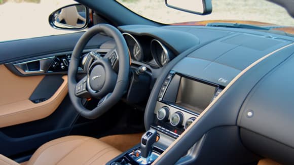 L'intérieur est à la fois luxueux et très sportif car très ergonomique.