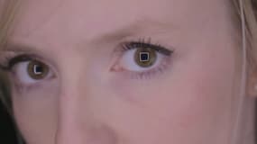 Une joueuse de PS4 avec des carrés dans les yeux, un des quatre symboles de la PLaystation avec les ronds, les triangles et les croix...
