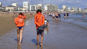 Des sauveteurs en mer sur une plage des Sables d'Olonne en Vendée le 30 juillet 2025. 