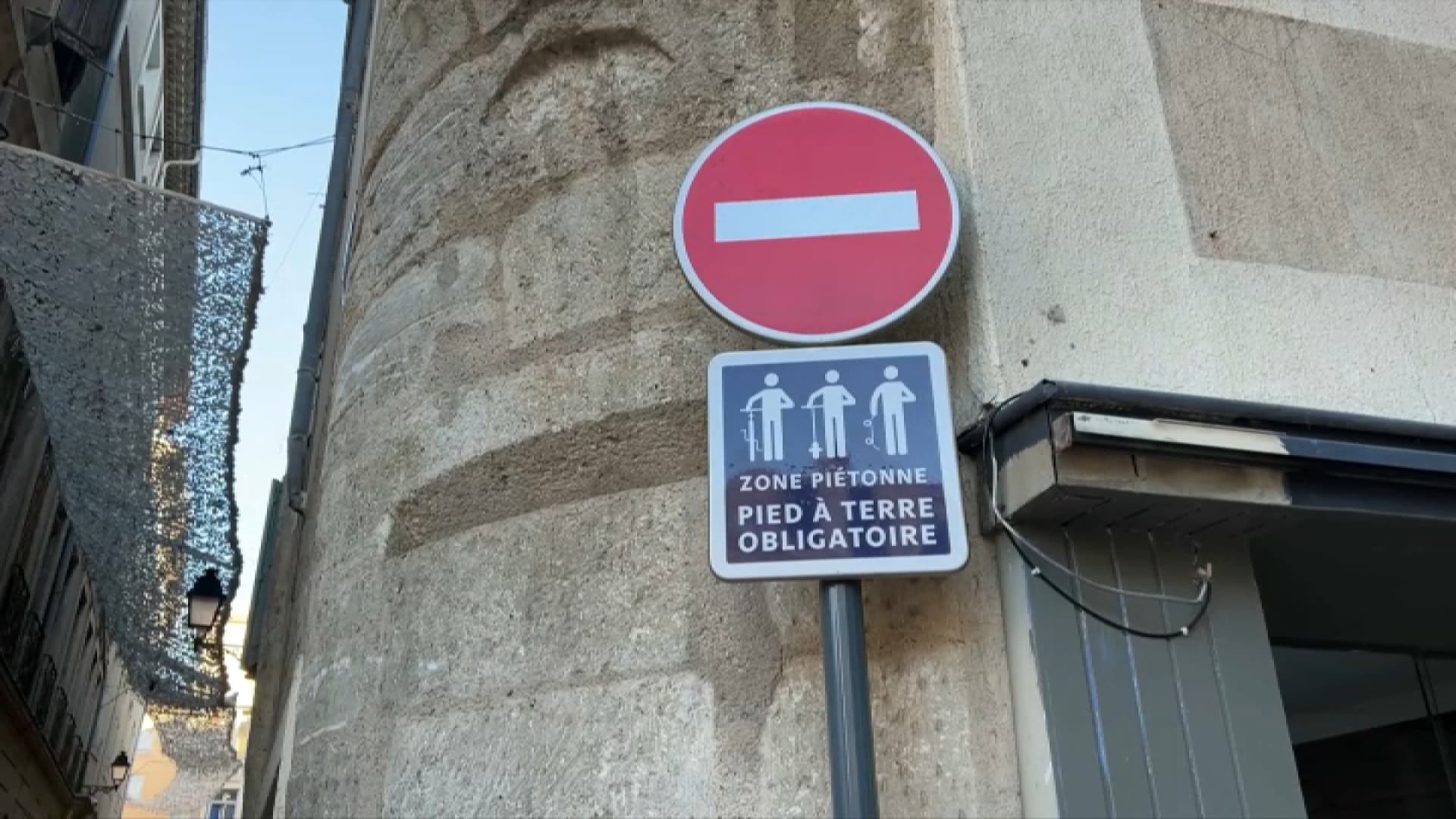 Un panneau d'interdiction de circuler en trottinette à Béziers