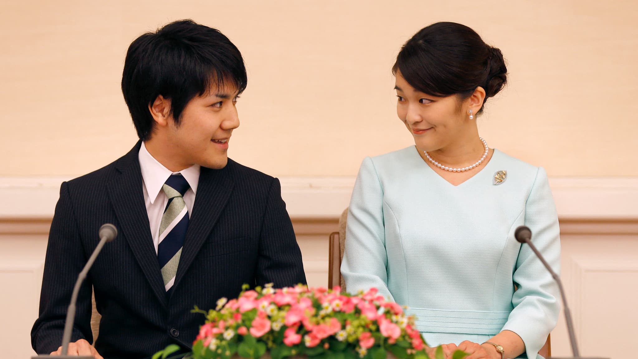 La princesse Mako et son compagnon Kei Komuro, lors d'une conférence de presse organisée à Tokyo (Japon), le 3 septembre 2017, pour annoncer leurs fiancailles.