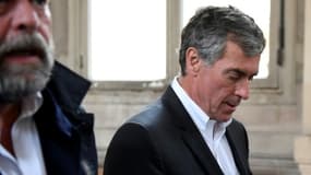 Jérôme Cahuzac lors de l'arrêt de la cour d'appel de Paris le 15 mai 2018, accompagné par son avocat Eric Dupond-Moretti