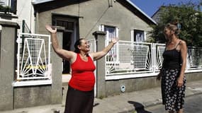 Colette Lepage (à droite), 60 ans, fait visiter avec fierté son quartier, à Montreuil en Seine-Saint-Denis, où vivent plusieurs familles Roms qu'elle qualifie d'"exemplaires", dont celle de Melissa, en France depuis 10 ans. Elle détient un titre de séjour