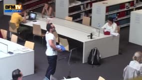 Un étudiant met l'ambiance dans une bibliothèque