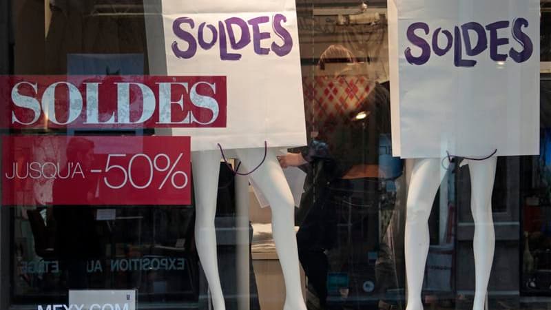 Les soldes d'hiver ont commencé mercredi, ici à Strasbourg, dans un climat d'incertitude sur la volonté de dépense des consommateurs. /Photo prise le 11 janvier 2012/REUTERS/Vincent Kessler