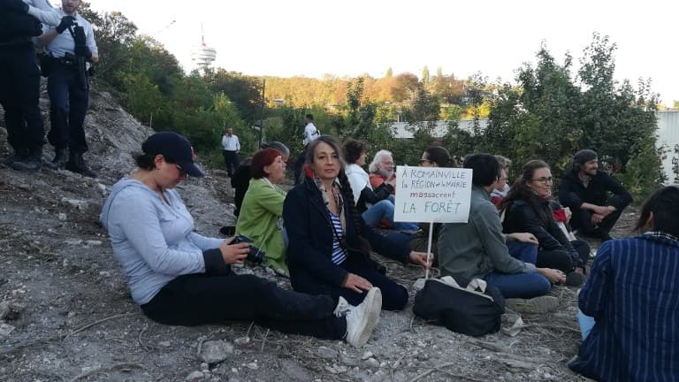 Catherine Ringer et Helene Zanier lors d'un sit-in ce lundi dans une forêt de Romainville