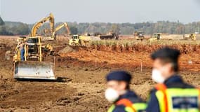 La construction d'une digue a débuté afin de protéger le village de Kolontar, dans l'ouest de la Hongrie, ainsi que les cours d'eau voisins d'une nouvelle coulée de boues rouges toxiques qui menacent de s'échapper d'un réservoir d'une usine d'aluminium do