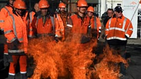 Des salariés d'ArcelorMittal devant leur usine de Saint-Brice-Courcelles, près de Reims, le 20 novembre 2024
