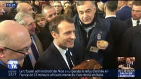 Macron adopte une poule au Salon de l’agriculture
