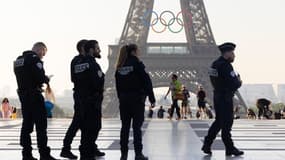 Des policiers devant la tour Eiffel, pendant les JO 2024