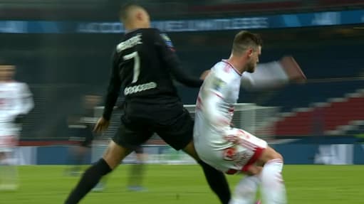 La faute de Kylian Mbappé sur Hugo Magnetti lors de PSG-Brest en janvier 2022