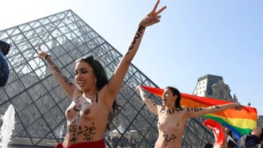 Munies de drapeaux tunisien, iranien, arc-en-ciel et français, sept manifestantes se sont dévêtues devant l'entrée du musée