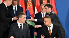 Le ministre hongrois des Affaires étrangères Peter Szijjarto (à droite) et son homologue serbe Marko Djuric.