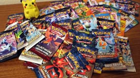 Des sachets de boosters, des lots de cartes Pokémon jamais ouverts.