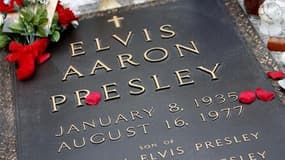 La tombe d'Elvis Presley à Memphis, dans le Tennessee. En raison de doutes subsistant sur la provenance et l'authenticité d'instruments utilisés pour autopsier et embaumer le corps d'Elvis Presley, cette collection a été retirée des enchères. /Photo d'arc