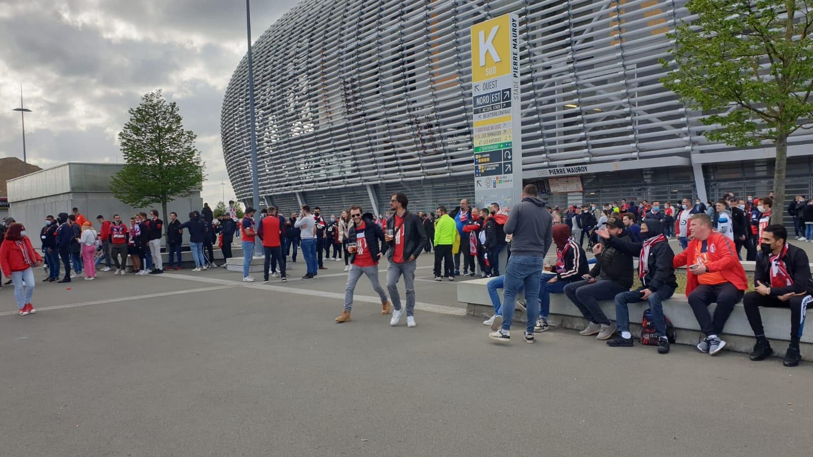 Les supporters lillois devant Pierre-Mauroy