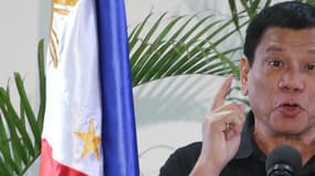 La président philippin, Rodrigo Duterte, à Davao le 30 septembre 2016, peu après son arrivée d'une visite officielle au Vietnam.