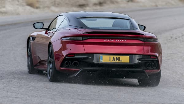 Diffuseur inspiré de la Formule 1, aileron arrière fixe, fibre de carbone, Aston Martin joue la carte de la sportivité.